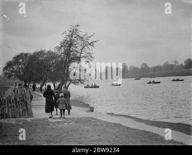 Barche a remi sul lago al Parco Danson vicino a Bexleyheath in Kent . 1938 Foto Stock