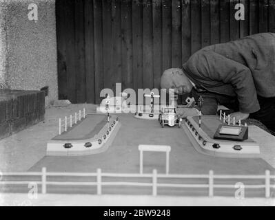 Il signor J. Ratcliff, con un modello di Wren Road a Sidcup, Kent. 12 aprile 1938 Foto Stock