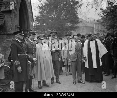 Il Reverendo H Hall si trova con rappresentanti di militari britannici e stranieri dopo il servizio a Eltham per ricordare coloro che hanno combattuto nella campagna di Gallipoli nella prima guerra mondiale. 23 aprile 1938 Foto Stock