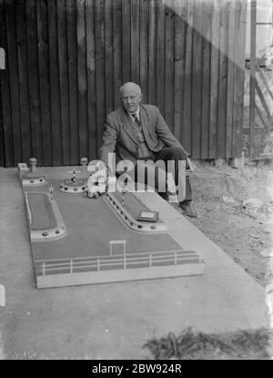 Il signor J. Ratcliff, con un modello di Wren Road a Sidcup, Kent. 12 aprile 1938 Foto Stock