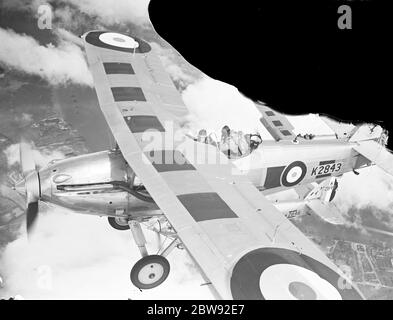 Un Hawker Daemon di No. 23 Squadron RAF che sorvola l'area Medway in Kent . 1939 Foto Stock