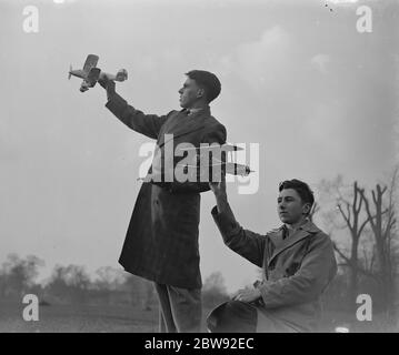 Ragazzi che giocano con un velivolo modello . 1939 Foto Stock