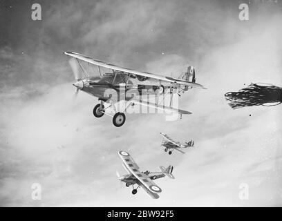 Un Hawker Daemon di No. 23 Squadron RAF che vola in formazione sopra l'area Medway in Kent . 1939 Foto Stock