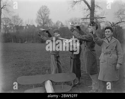 Ragazzi che giocano con un velivolo modello . 1939 Foto Stock