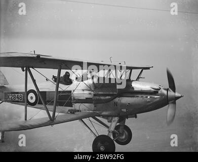 Un Hawker Daemon di No. 23 Squadron RAF vola in stretta formazione. 1939 Foto Stock