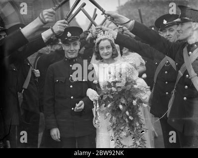 Il matrimonio di un conestabile speciale MR R L King e Miss Winifred Latham a Plumstead , Londra . Lo sposo e lo sposo escono attraverso una guardia d'onore . 1939 Foto Stock