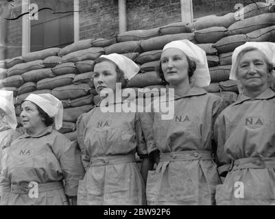 Infermieri degli ausiliari infermieristici in fase di ispezione presso il Convento di Kensington a Londra . 1939 Foto Stock