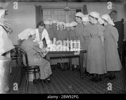 Gli infermieri degli ausiliari infermieristici ricevono istruzioni presso il Kensington Convent di Londra . 1939 Foto Stock