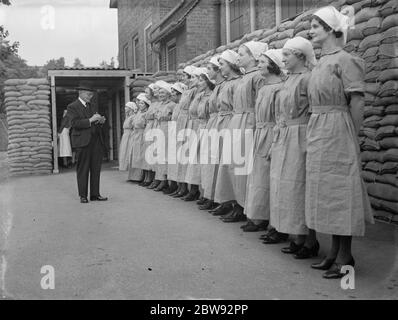 Infermieri degli ausiliari infermieristici in fase di ispezione presso il Convento di Kensington a Londra . 1939 Foto Stock