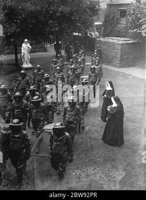 Le monache cucinano per le parti di pronto soccorso al Convento di Kensington , Londra . I portacoltelli del convento . 1939 Foto Stock