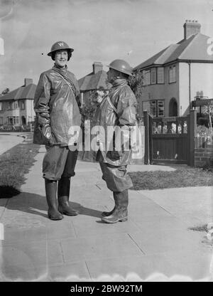 La donna più alta RAID Warden , Miss B Allnut , si pone con un collega Warden , MR G A Boys . Si trova a 6ft 2ins . 1939 Foto Stock