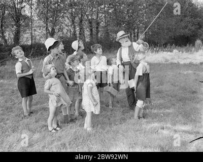 I bambini evacuati a Wye , Kent , giocano con i kites . 1939 Foto Stock