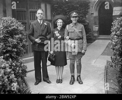 Le nozze dei Lampards a Mottingham , Kent . Lo sposo e lo sposo con il migliore uomo . 1939 Foto Stock