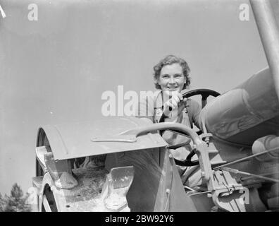 Esercito di terra delle donne in addestramento sui campi di Wye , Kent . Qui una Land Girl sta facendo pratica sull'uso di un trattore . 1939 Foto Stock