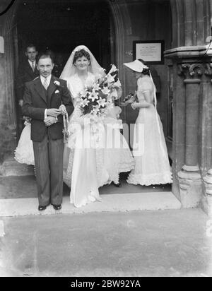 Le nozze di Charles John Dent e di Miss Irene Werritt a Bexleyheath , Kent . Lo sposo e lo sposo . 1939 Foto Stock