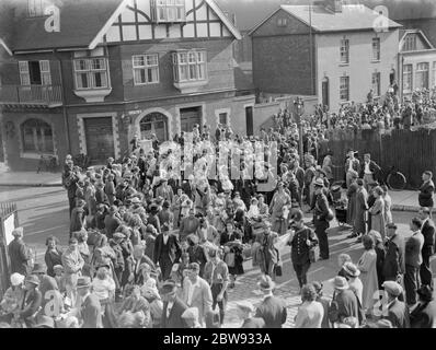 In risposta ai pericoli della guerra, il governo britannico ha lanciato un programma per evacuare i bambini dai principali centri urbani agli alloggi privati nelle aree più rurali . La foto mostra madri e bambini durante le procedure di evacuazione a Gravesend , Kent . 1939 Foto Stock