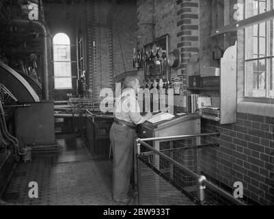 Gravesend Water Works in Kent . Un lavoratore nella sala di controllo . 1939 Foto Stock