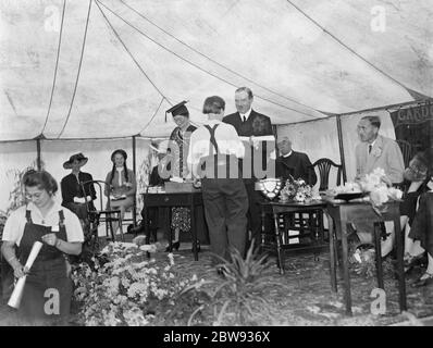 Giornata di discorso al Swanley Horticultural College , Kent . Gli studenti vengono presentati con certificati . 1939 Foto Stock