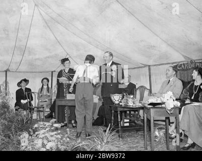 Giornata di discorso al Swanley Horticultural College , Kent . Gli studenti vengono presentati con certificati . 1939 Foto Stock