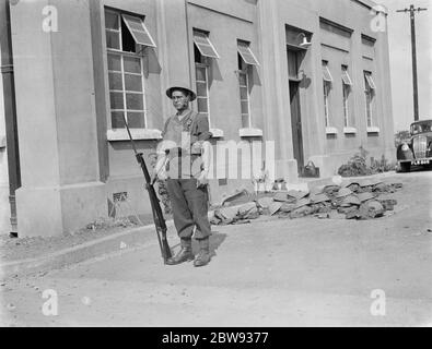 Guardia armata per la sala di controllo Southern Railway a Crayford , Kent . 1939 Foto Stock
