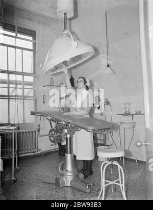 Il Sidcup Cottage Hospital a Kent . Una sorella woking nel teatro operating . 1939 Foto Stock