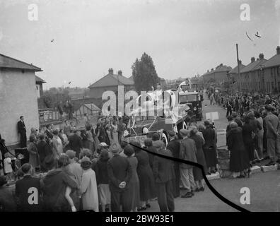 La signora Joan , la Dartford Carnival Queen , e la sua retinue sul retro di un camion a pianale durante la processione . 1939 . Foto Stock