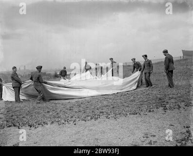 Il clear up a seguito di un'esplosione di un palloncino di sbarramento . Sir Michael Bruce si alza mentre il pallone è piegato via . 1939 Foto Stock