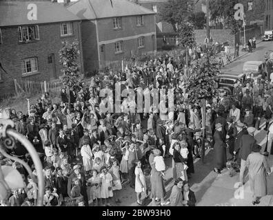 Apertura del cinema Wardona a Swanscombe , Kent . La folla si è rivolta al cinema . 1939 Foto Stock
