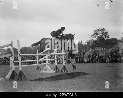 Salto a cavallo al Gala di Bexleyheath nel Kent . Un concorrente fa un salto . 1939 Foto Stock