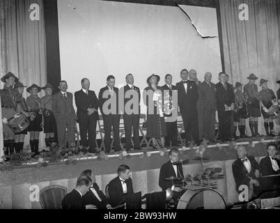 Apertura del cinema Wardona a Swanscombe , Kent . La sig.ra Jannie Adamson, membro della Lord Dartford, ha pronunciato un discorso sul palco . 1939 Foto Stock