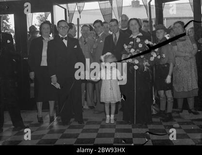 Apertura del cinema Wardona a Swanscombe , Kent . La sig.ra Harry Ward, il sig. David Behar e il sig. Harry Ward. 1939 Foto Stock