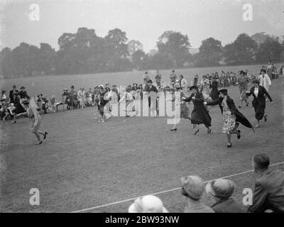 Giornata sportiva alla Hillside School di Eltham , Kent . Le mamme gareggano. 1939 Foto Stock