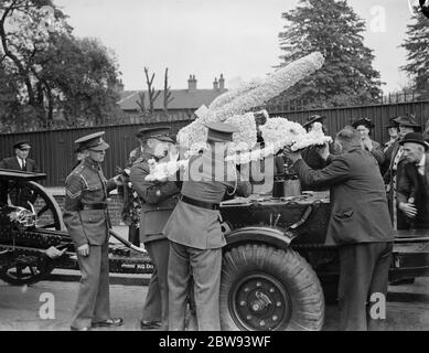 Una processione funeraria militare a Woolwich , Londra . Lo spray floreale viene rimosso dal supporto della pistola . 23 maggio 1939 Foto Stock