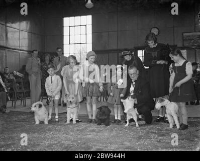 Il Sindaco di Woolwich al Dispensario del Popolo per gli animali malati (PDSA) mostra di cani a Eltham, Kent . 1938 Foto Stock