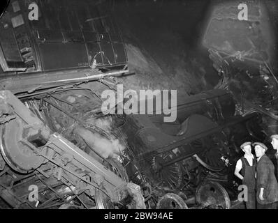 Un incidente ferroviario a Swanley , Kent , dove 4 persone sono morte e 37 sono rimaste ferite . La foto mostra i resti intrangolati di uno dei treni coinvolti nella collisione . 27 giugno 1937 Foto Stock