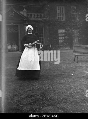 Una donna in un vestito d'epoca di un servo a Lullingstone Park vicino a Eynsford , Kent . 1938 . Foto Stock
