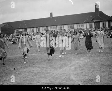 Saltando durante la giornata sportiva alla Days Lane School di Blackfen , Londra . 1938 Foto Stock