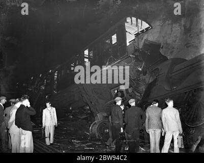 Un incidente ferroviario a Swanley , Kent , dove 4 persone sono morte e 37 sono rimaste ferite . La foto mostra i resti intrangolati di uno dei treni coinvolti nella collisione . 27 giugno 1937 Foto Stock