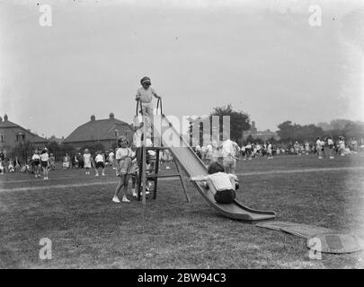 Giornata sportiva alla Days Lane Infant School di Sidcup , Kent . Bambini sullo scivolo . 1937 Foto Stock