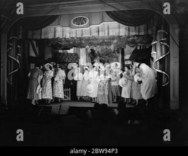 La Società operatica di Petts Wood che si esibisce sul palco . 1936 Foto Stock