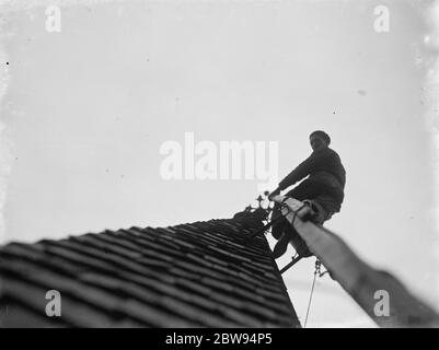 Uomo che lavora sul campanile della Chiesa del Nord Cray , Kent . 1936 Foto Stock