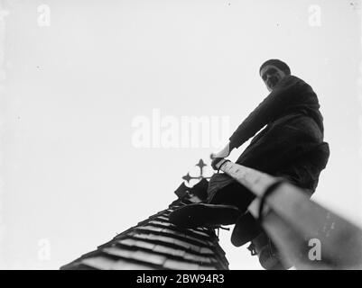 Uomo che lavora sul campanile della Chiesa del Nord Cray , Kent . 1936 Foto Stock