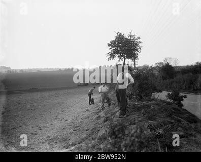 Uomini che lavorano con l'apparato per la banca di una ford . 1936 Foto Stock