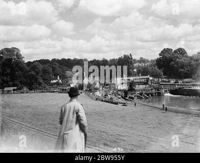 Lavoro in corso sulla Allington Lock sul fiume Medway a Allington , Kent . 1936 . Foto Stock