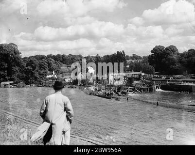 Lavoro in corso sulla Allington Lock sul fiume Medway a Allington , Kent . 1936 . Foto Stock