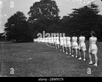 Bergman Osterberg College of Physical Education a Darford, Kent . Le ragazze che marciano . 1936 Foto Stock