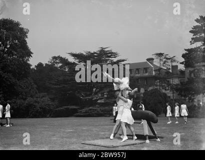 Bergman Osterberg College of Physical Education a Darford, Kent . Le ragazze fanno ginnastica sopra una volta del cavallo. 1936 Foto Stock