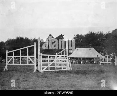 Una mostra di cavalli a Westerham , Kent . La gara di salto . 1936 Foto Stock