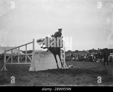 Una mostra di cavalli a Westerham , Kent . La gara di salto . 1936 Foto Stock