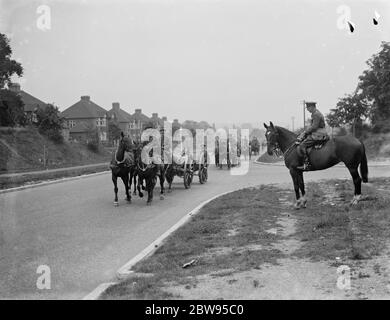 Manoeuvers dell'esercito a Orpingon , Kent . I cavalli disegnano pezzi di artiglieria . 1936 Foto Stock